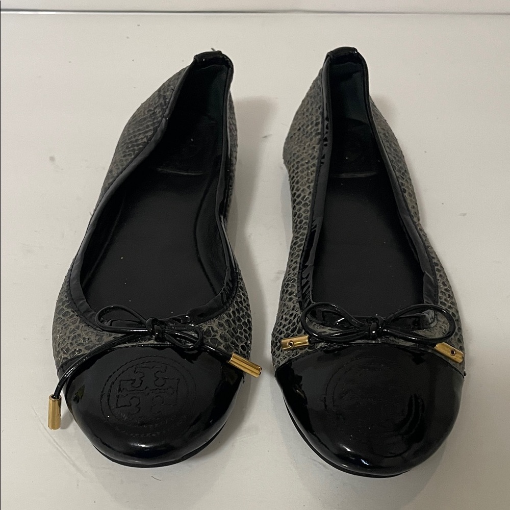 Tory Burch Black and Textured Gray Loafers with Bow - Picture 9 of 10